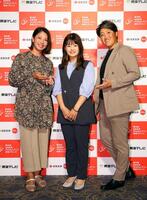 　ドレスアップし笑顔を見せる（左から）森田理香子、政田夢乃、工藤遥加