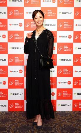 　ドレスアップし笑顔を見せる青木香奈子