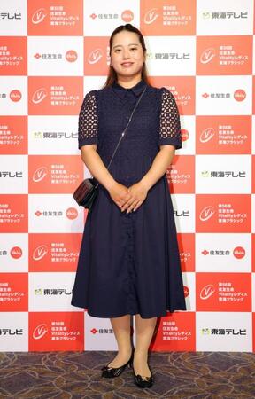 　ドレスアップし笑顔を見せる仲村果乃