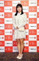 　ドレスアップし笑顔を見せる尾関彩美悠