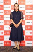 　ドレスアップし笑顔を見せる仲村果乃