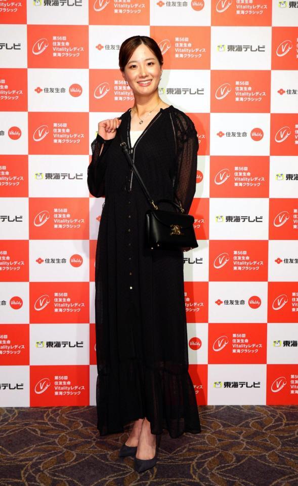 　ドレスアップし笑顔を見せる青木香奈子