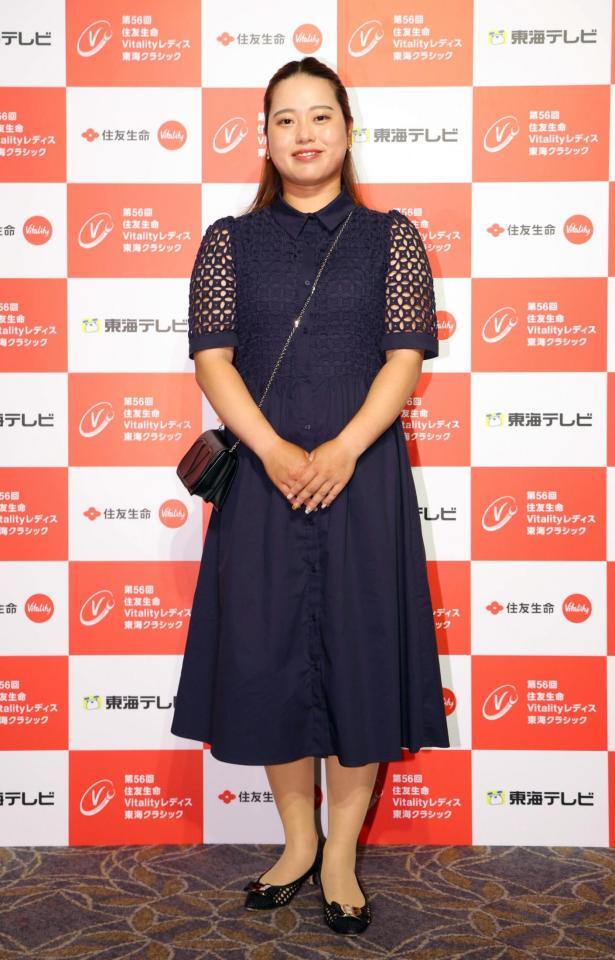 　ドレスアップし笑顔を見せる仲村果乃