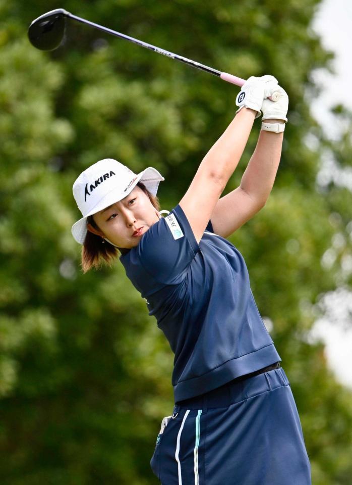 　３番でティーショットを放つ小滝水音
