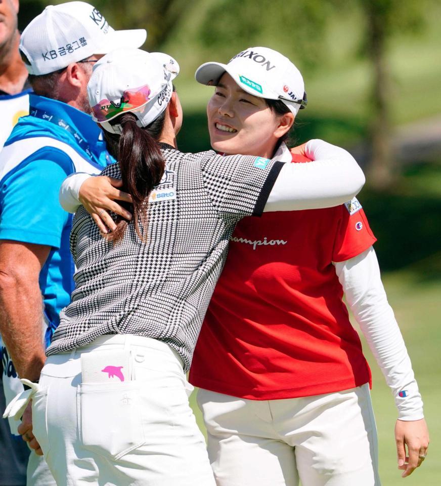 　８アンダーでホールアウトし同組の竹田麗央（左）と健闘をたたえ合う勝みなみ。首位発進（共同）