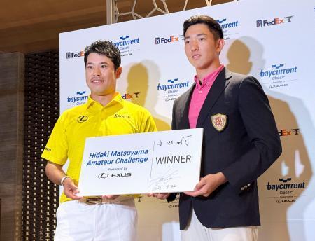 　表彰式で笑顔の松山英樹（左）と小林大河＝２２日、横浜ＣＣ