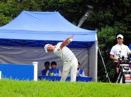 　プロとして初めてのティーショットを打つ加藤金次郎