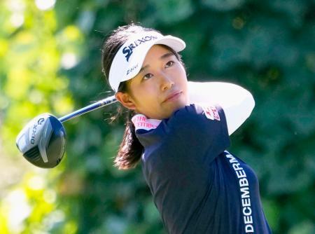 　第１日、１３番でティーショットを放つ吉本ここね。５アンダーで首位＝利府ＧＣ