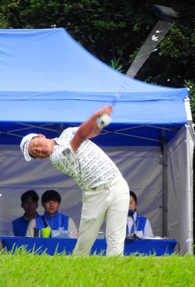 　プロとして初めてのティーショットを打つ加藤金次郎