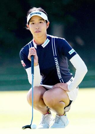 　第１日、１８番でラインを読む吉本ここね。５アンダーで首位＝利府ＧＣ