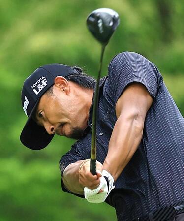 　通算１０アンダーで８位の小平智