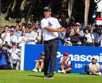 　１番でティーショットを打つ河本力