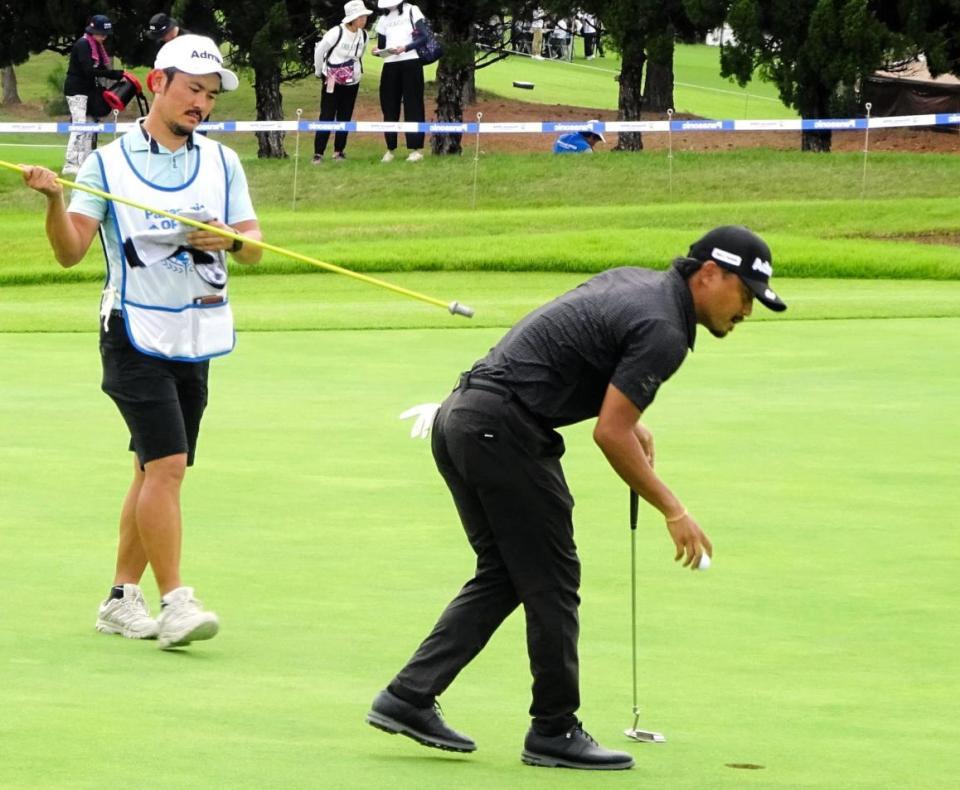 　最終９番でバーディーを奪う小平智