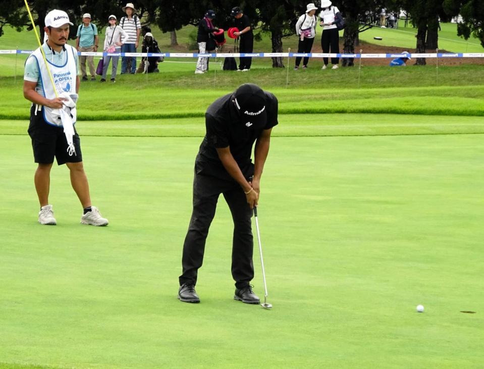 　最終９番でバーディーを奪う小平智