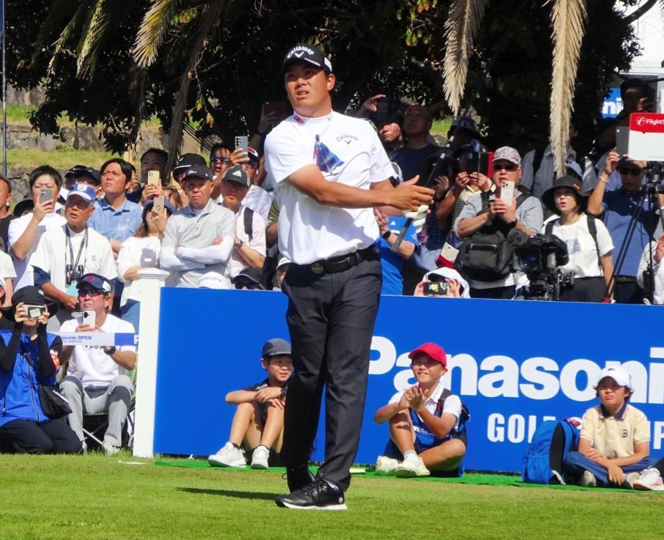 　１番でティーショットを打つ河本力