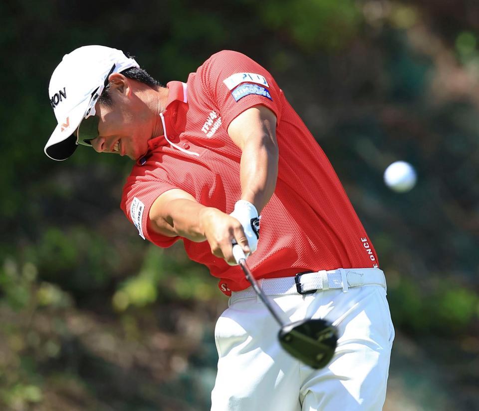 　通算１５アンダーで２位の片岡尚之