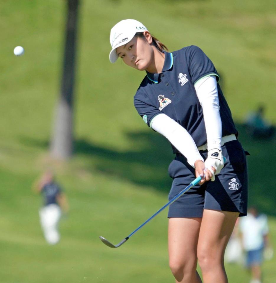 　１２番でアプローチショットを放つ神谷そら