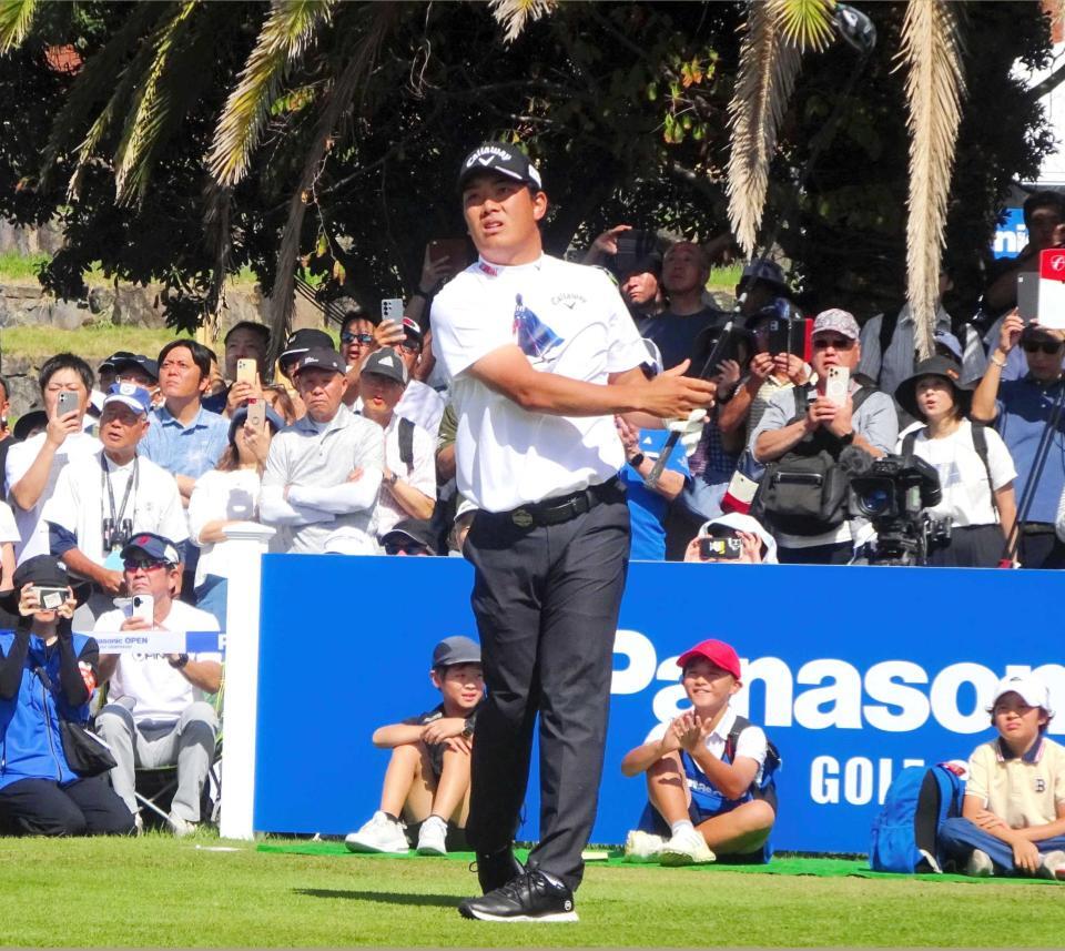 　１番、ティーショットを放つ河本力