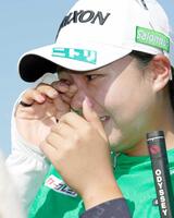 　ツアー初優勝が決まり、涙ぐむ菅楓華