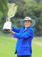 　ツアー初勝利を挙げ、トロフィーを手に笑顔の勝俣陵