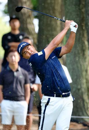 　第１日、１１番でティーショットを放つ小斉平優和。５アンダーで首位＝三好ＣＣ