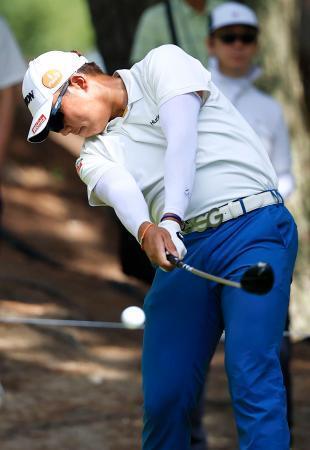 　第１日、１１番でティーショットを放つ出水田大二郎。５アンダーで首位＝三好ＣＣ