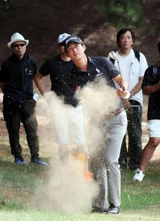 　１７番、第２打を放つ星野陸也