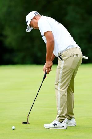 　第２日、１番でパットを放つ小斉平優和。通算８アンダーで首位＝三好ＣＣ