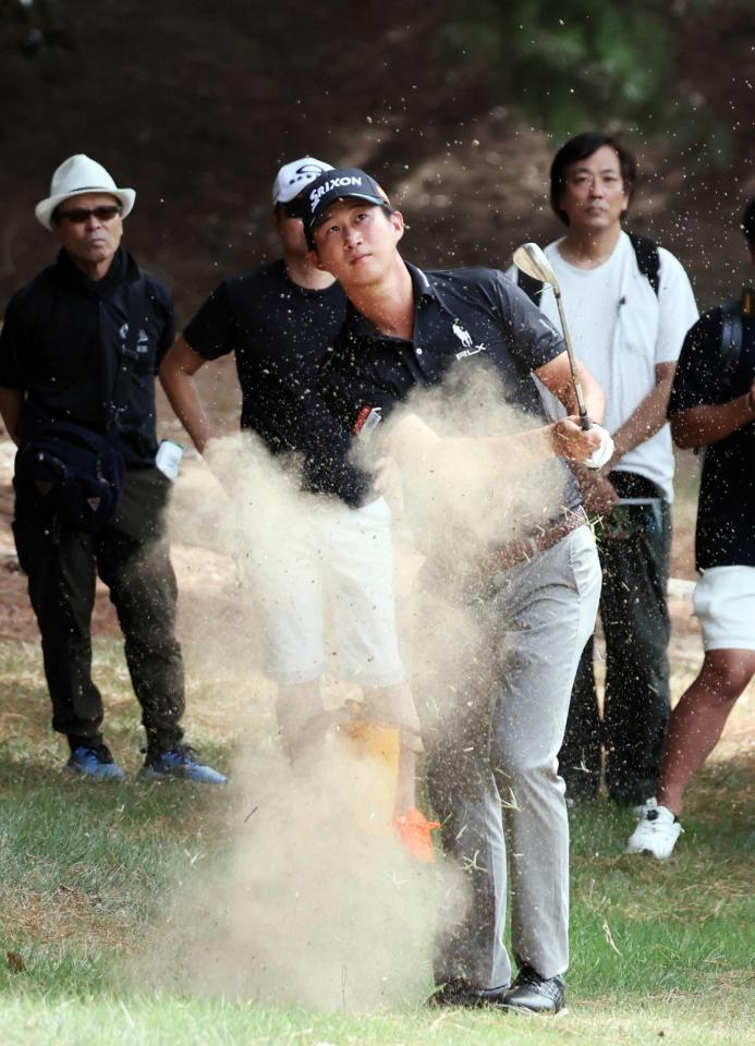 　１７番、第２打を放つ星野陸也