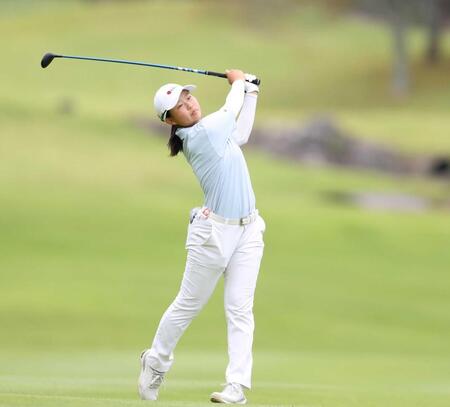 　１８番、２打目を放つ広吉優梨菜（撮影・中田匡峻）