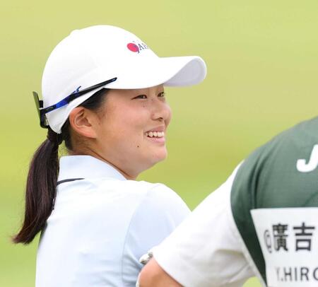 　ホールアウトし、キャディーと笑顔で話す広吉