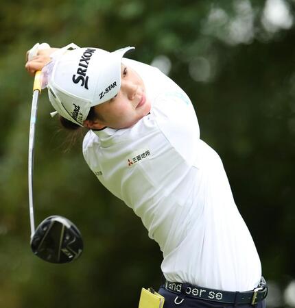 　８番、ティーショットを放つ菅楓華（撮影・中田匡峻）