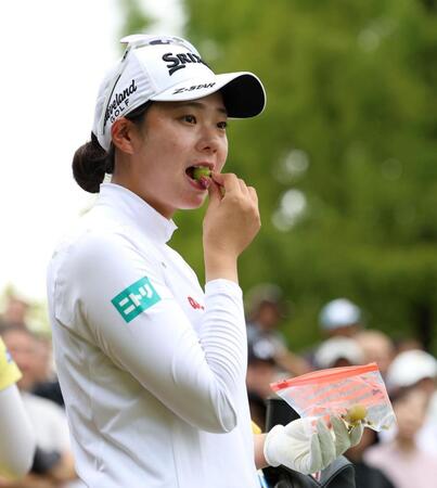 　１８番、食べ物を口にする菅楓華（撮影・中田匡峻）