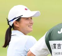 　ホールアウトし、キャディーと笑顔で話す広吉