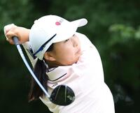 　８番、ティーショットを放つ広吉優梨菜（撮影・中田匡峻）