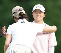 　１８番、ホールアウトし、同組の森田遥（左）と抱擁を交わす広吉優梨菜（撮影・中田匡峻）