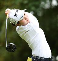 　８番、ティーショットを放つ菅楓華（撮影・中田匡峻）