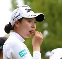 　１８番、食べ物を口にする菅楓華（撮影・中田匡峻）