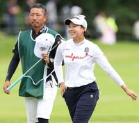 　１８番、ホールアウトし笑顔を見せる菅楓華（右）＝撮影・中田匡峻