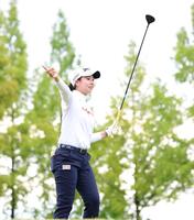 　１８番、放ったティーショットが右にそれ、声を出す菅楓華（撮影・中田匡峻）