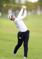 　１８番、２打目を放つ菅楓華（撮影・中田匡峻）