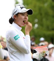 　１８番、食べ物を口にする菅楓華（撮影・中田匡峻）