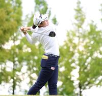 　１８番、ティーショットを放つ菅楓華（撮影・中田匡峻）