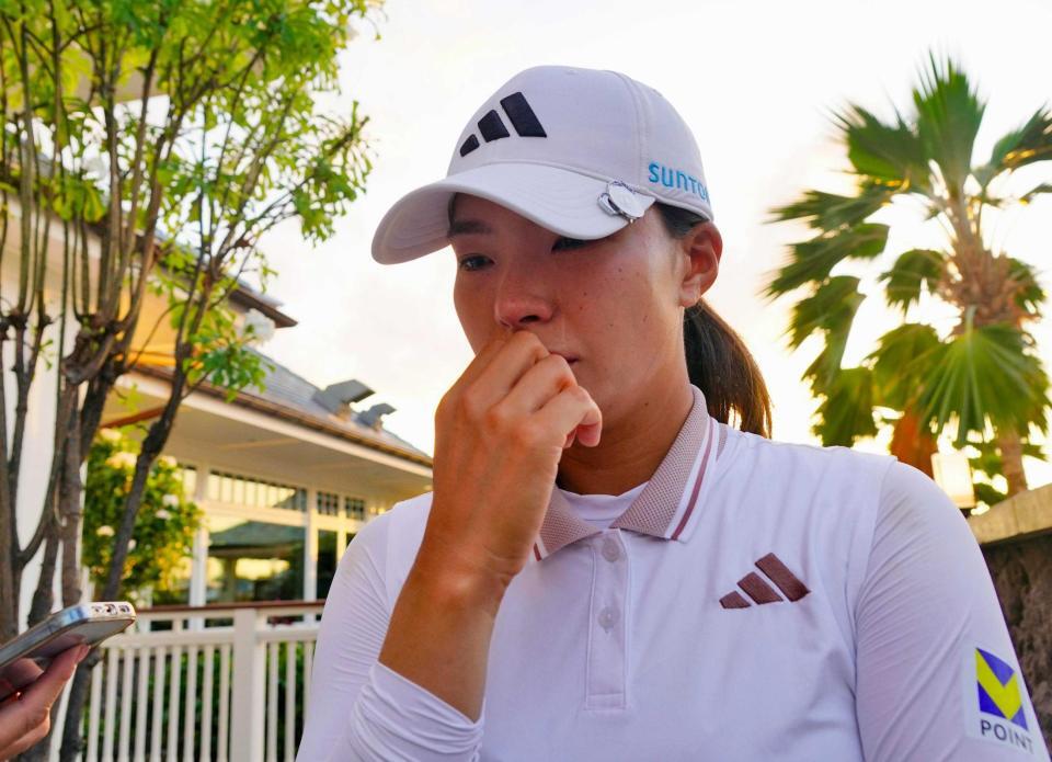 　第２ラウンドを終え、涙を浮かべ取材に応じる渋野日向子（共同）