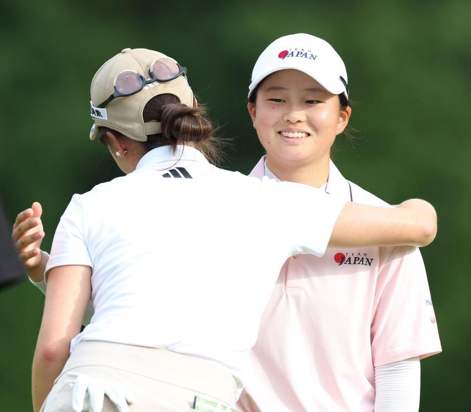 　１８番、ホールアウトし、同組の森田遥（左）と抱擁を交わす広吉優梨菜（撮影・中田匡峻）