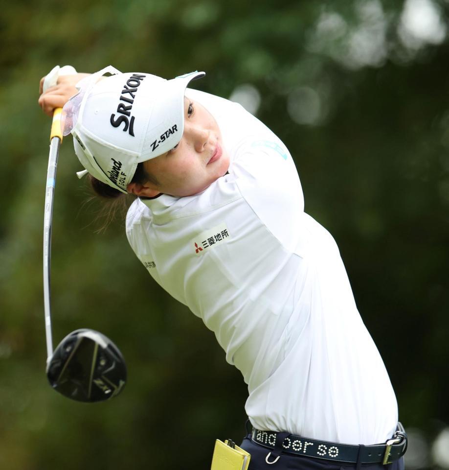 　８番、ティーショットを放つ菅楓華（撮影・中田匡峻）