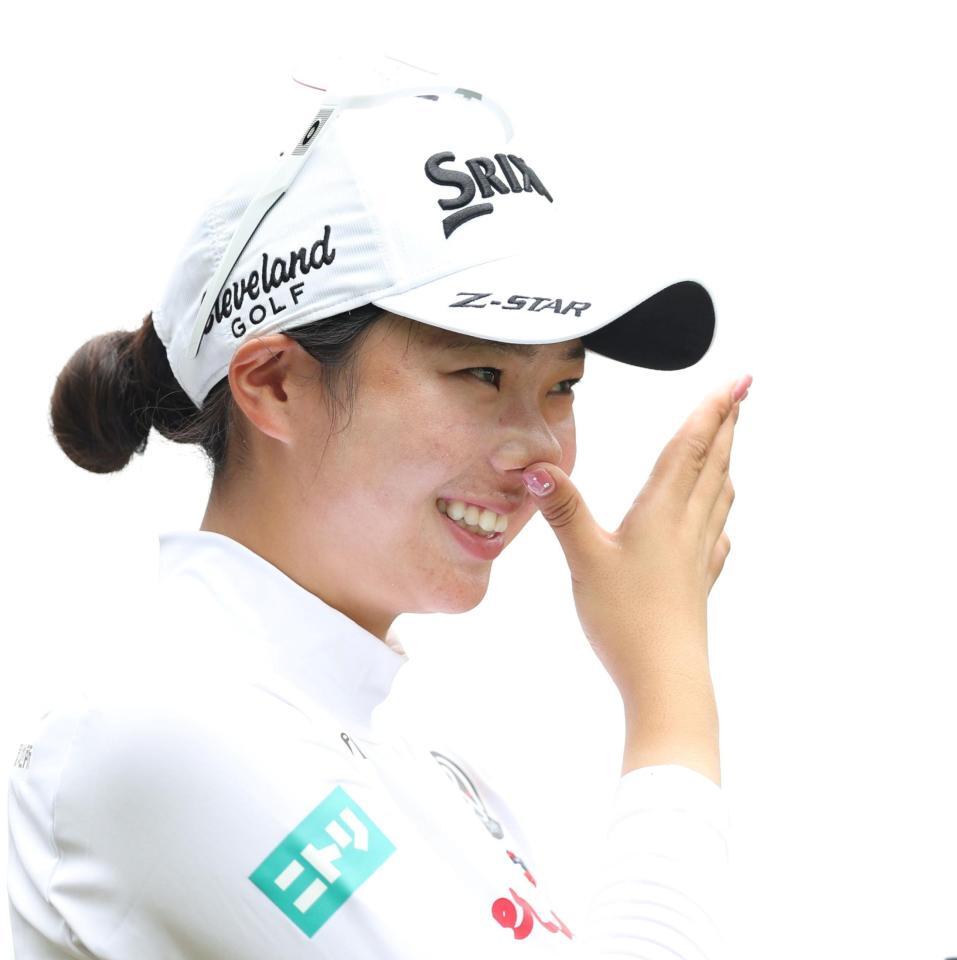 　１８番、笑顔を見せる菅楓華（撮影・中田匡峻）