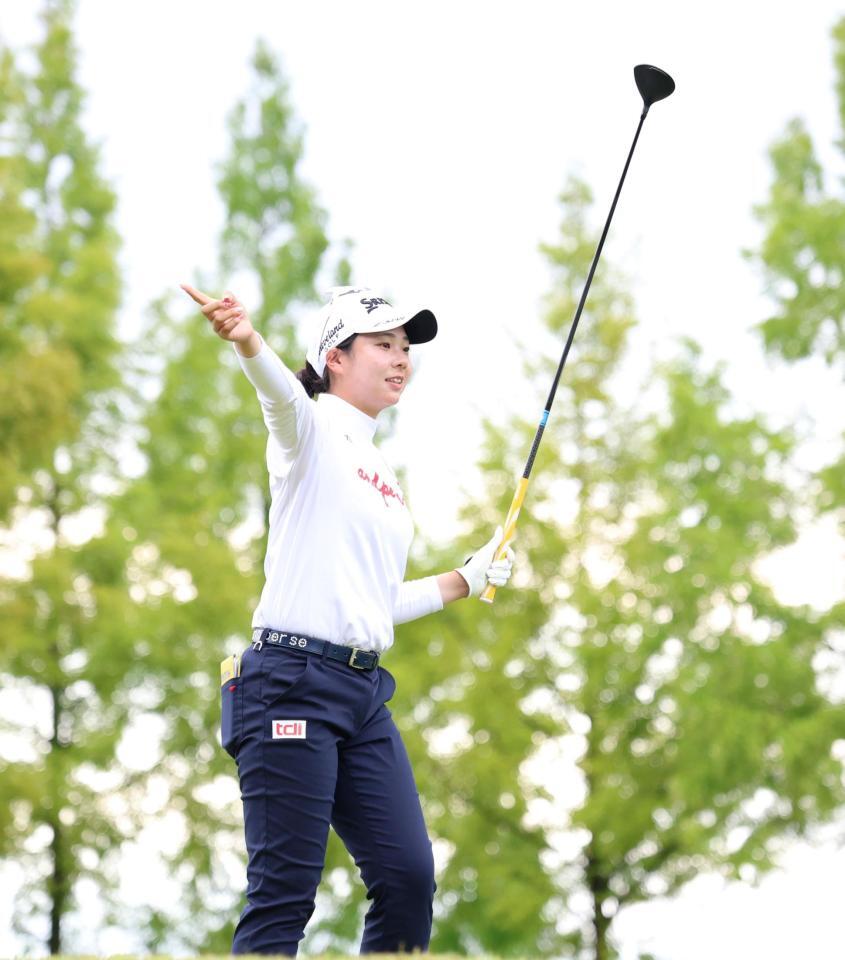 　１８番、放ったティーショットが右にそれ、声を出す菅楓華（撮影・中田匡峻）