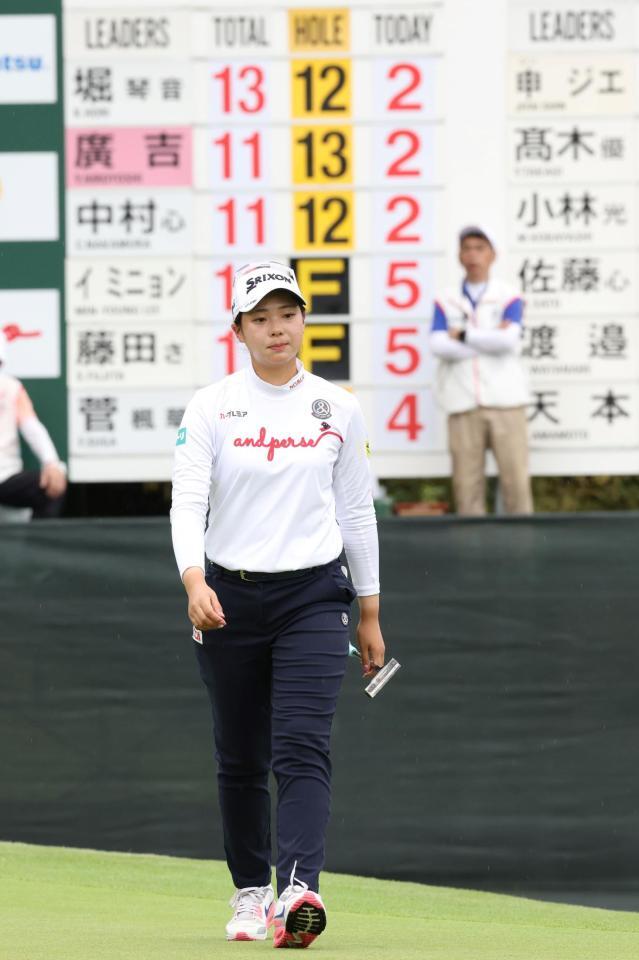 　１７番、バーディーパットを外すも、この日４アンダーの通算１１アンダーで３日目を終えた菅楓華（撮影・中田匡峻）