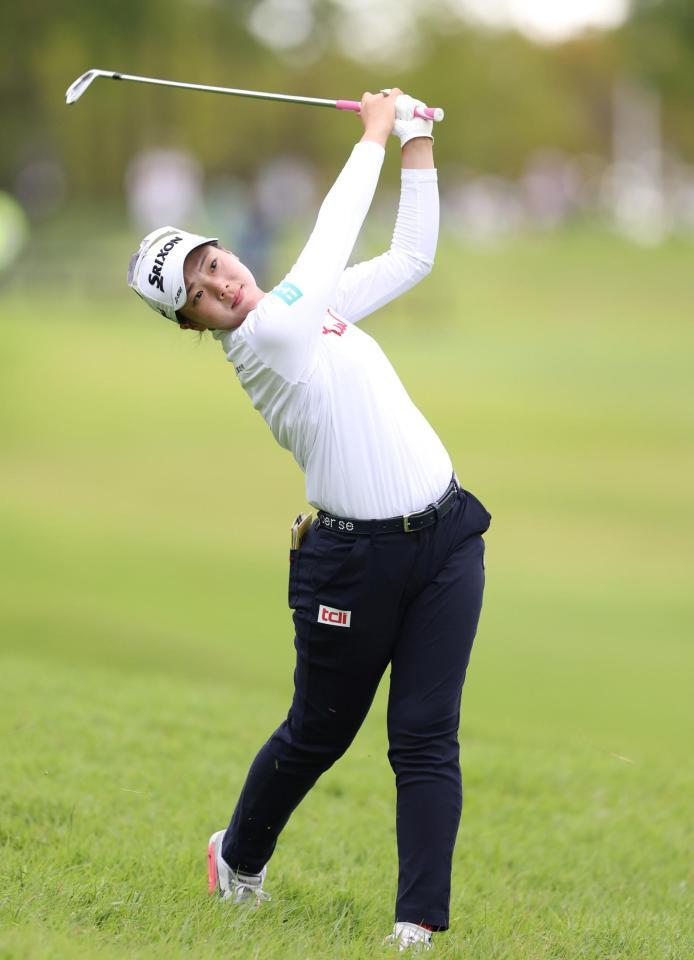 　１８番、２打目を放つ菅楓華（撮影・中田匡峻）